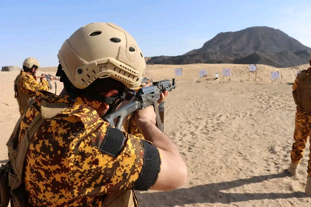 شرطة حراسة المنشآت بمأرب تنفذ مشروع ضرب النار بالذخيرة الحية ضمن برنامجها التدريبي لعام 2026