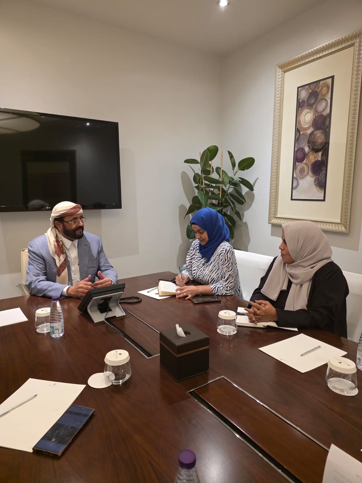 العرادة يؤكد دعم تمكين المرأة ويشيد بتعيين ثلاث قيادات نسائية في الحكومة