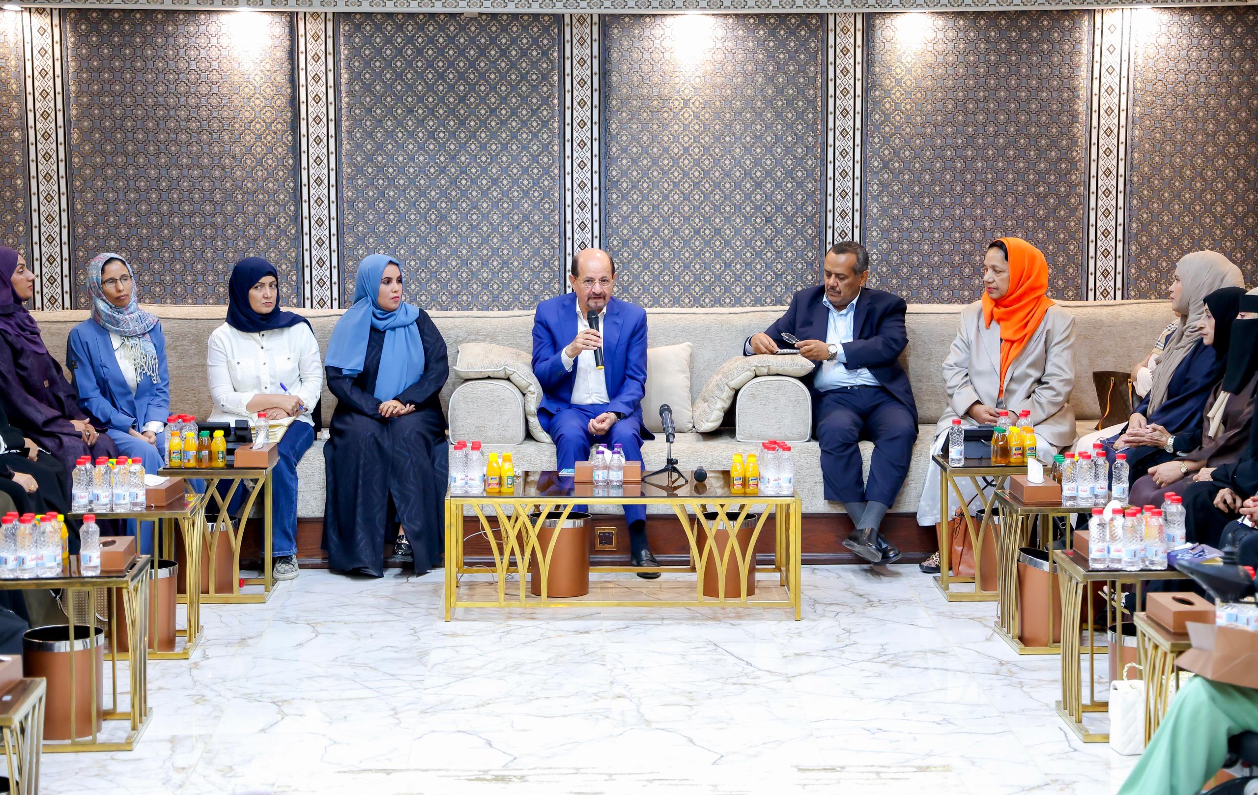 رئيس الوزراء شائع الزنداني يجدد التزام الحكومة بتمكين المرأة وتعزيز مشاركتها في صنع القرار