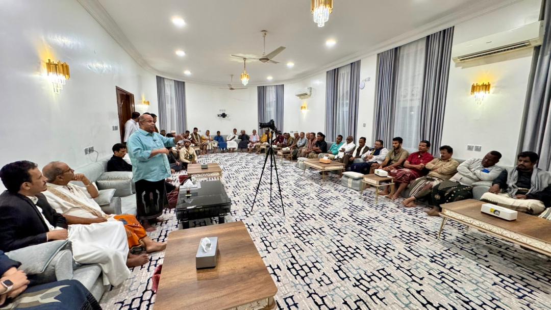 الخنبشي يكرّم أسر شهداء حضرموت ويشيد بتضحياتهم خلال مرحلة النضال السلمي