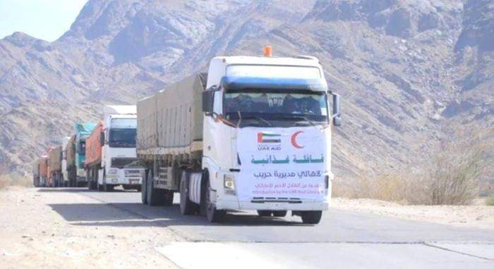 الهلال الأحمر ‎الإماراتي يسيّر قافلة غذائية لإغاثة الأسر النازحة والأشد فقرًا في حريب ‎مأرب.