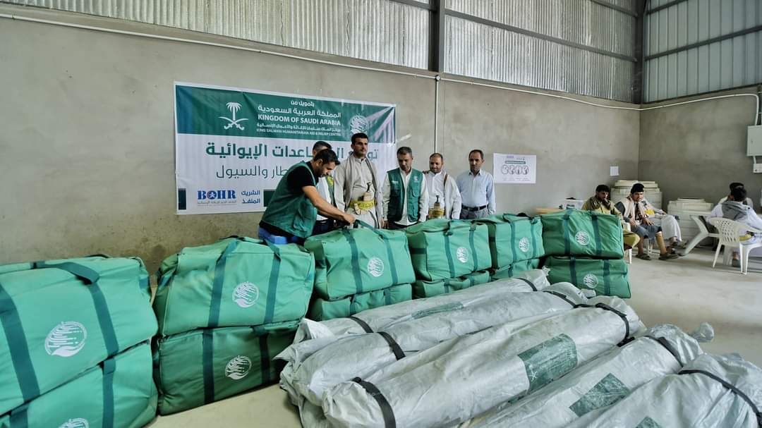 مركز الملك سلمان يوزع مساعدات إيوائية للمتضررين من السيول بمأرب