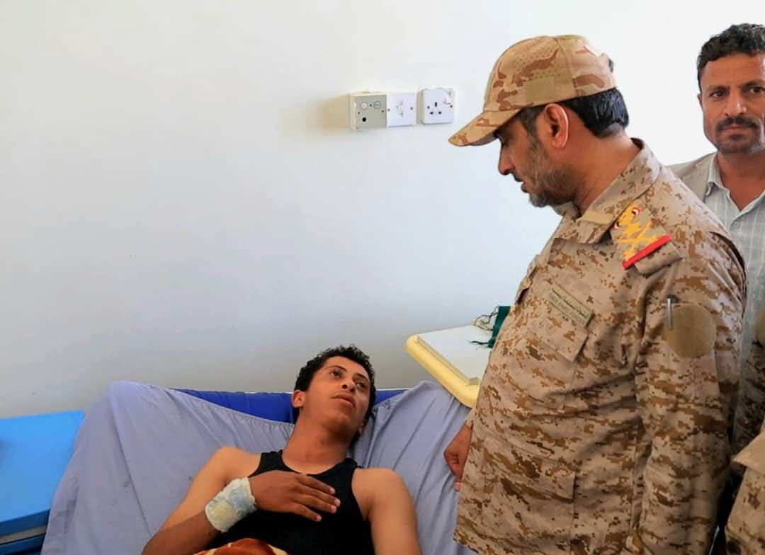 رئيس هيئة الأركان يطّلع على أوضاع جرحى المنطقة العسكرية الأولى في مستشفيات مأرب