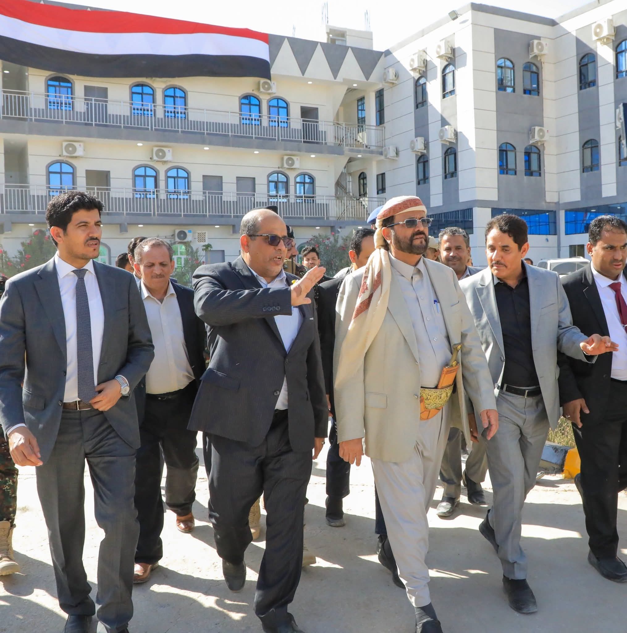 العرادة يفتتح مبنى سكن عمال النظافة ويدشن معدات ثقيلة لتعزيز خدمات صندوق النظافة بمأرب