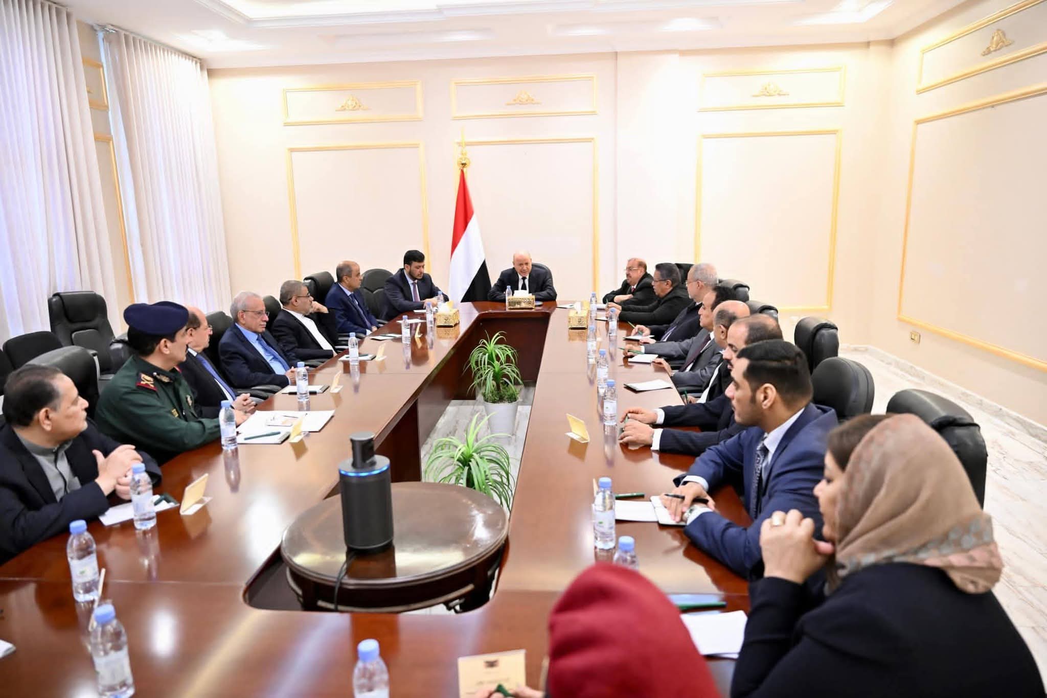 مجلس الدفاع الوطني يبارك القرارات الرئاسية لحماية المدنيين وإنهاء التواجد الاماراتي في البلاد