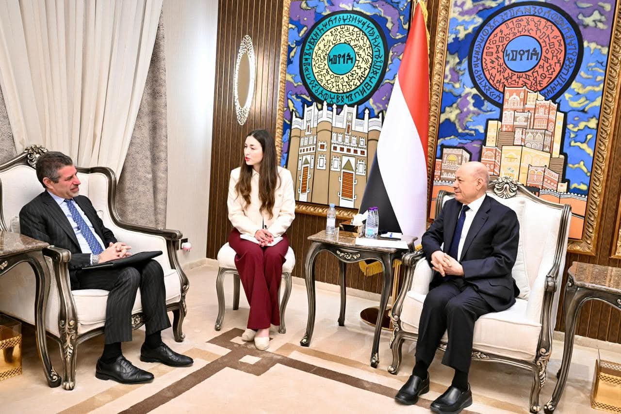 رئيس مجلس القيادة يؤكد الالتزام الصارم بإنفاذ القرارات السيادية ويحذر من تداعيات التمرد على أمن اليمن والمنطقة