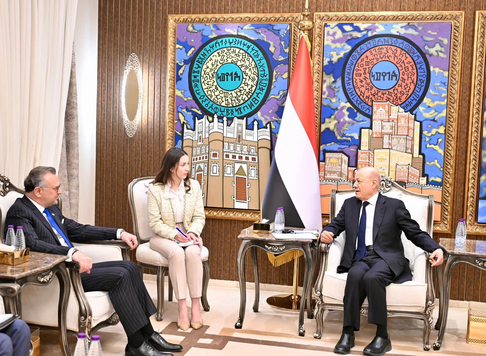 الرئيس العليمي يبحث مع مسؤولين أميركيين دعم الإصلاحات ومواجهة التهديدات الحوثية وتعزيز استقرار اليمن