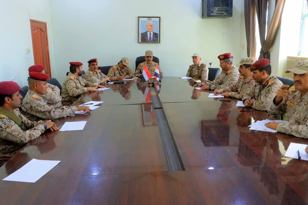 اجتماع عسكري موسّع يقر إجراءات مشددة لتأمين الطريق الدولي وحماية المنشآت الحيوية