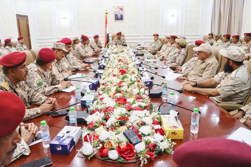 لقاء عسكري تشاوري بعدن يناقش توحيد التشكيلات العسكرية وتنفيذ توجيهات القيادة العليا