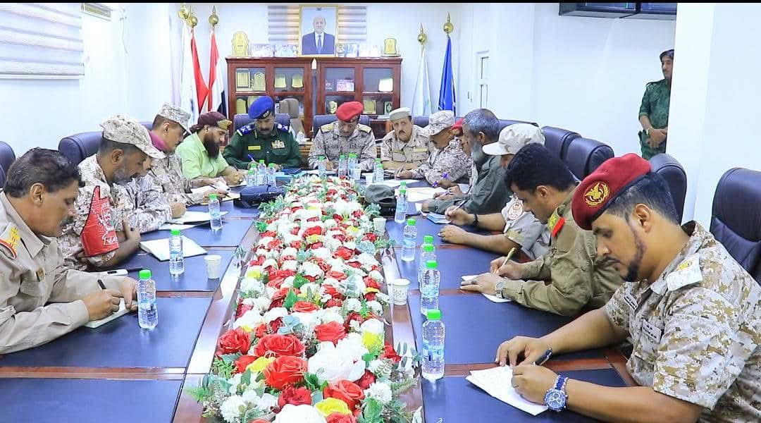 لقاء عسكري في عدن يبحث تعزيز الأمن وإخراج المعسكرات من النطاق الحضري