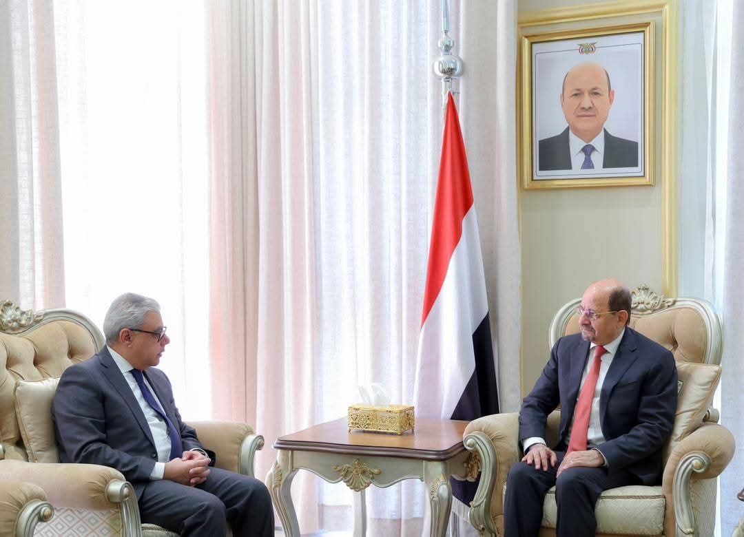 رئيس الوزراء يبحث مع السفير المصري سبل تعزيز التعاون الثنائي