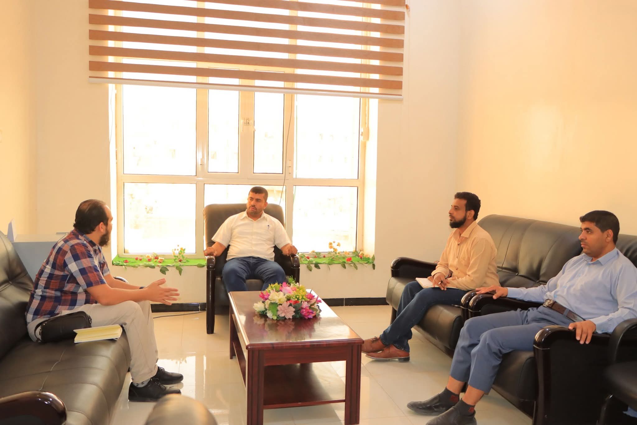 الوحدة التنفيذية للنازحين بمأرب ومنظمة كير تبحثان تعزيز التعاون لتحسين الاستجابة الإنسانية