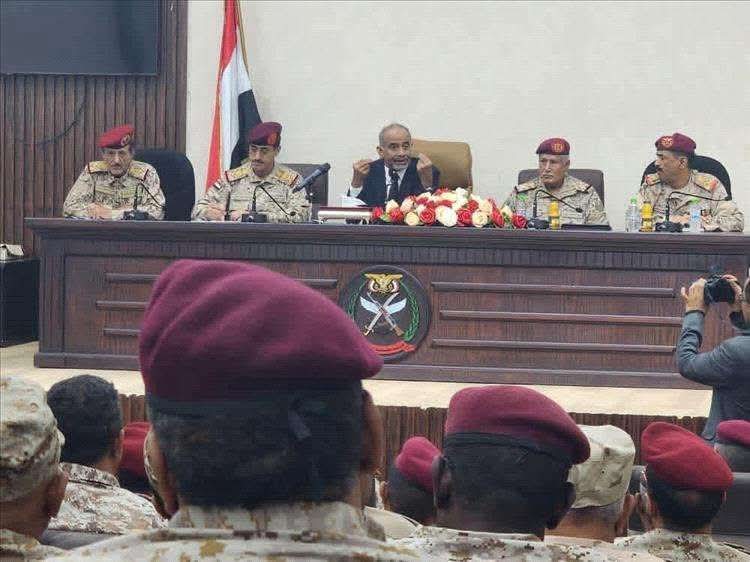 الصبيحي يقود اجتماعًا عسكريًا موسعًا بعدن لإعادة هيكلة المؤسسة العسكرية