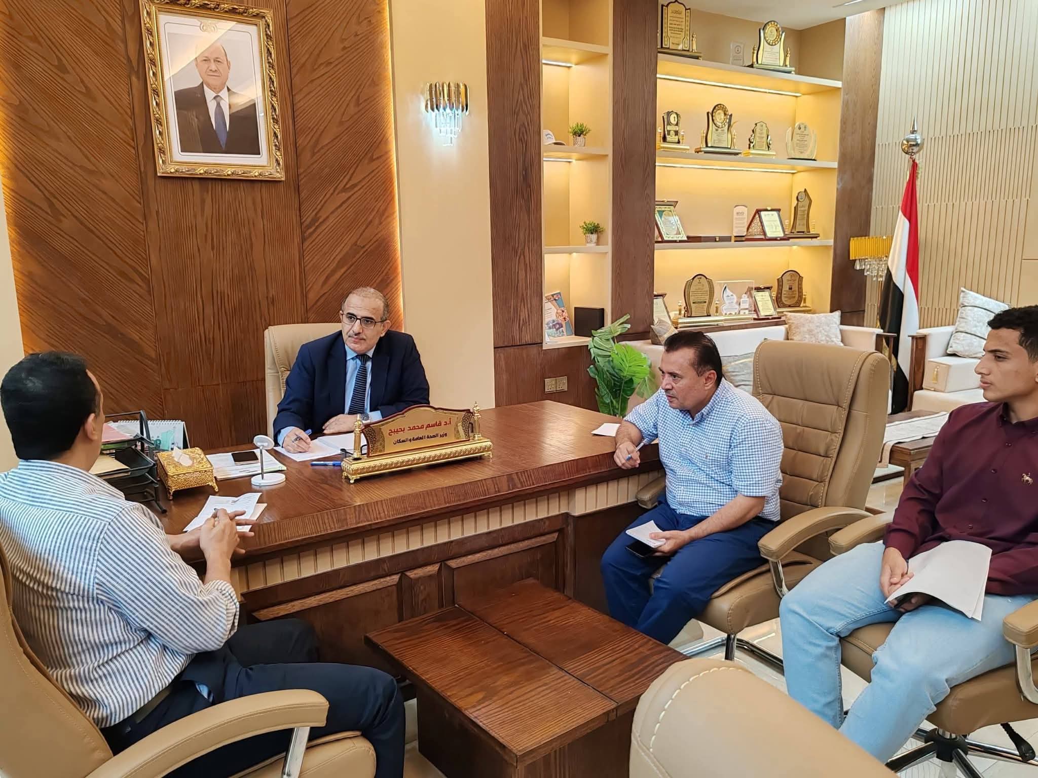 وزير الصحة يطّلع على مستوى الخدمات الصحية في عدن ويؤكد دعم تطوير الأداء