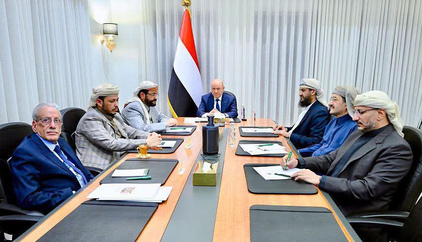 مجلس القيادة الرئاسي يناقش تنفيذ البرنامج الحكومي وأولويات التعافي الاقتصادي والخدمي