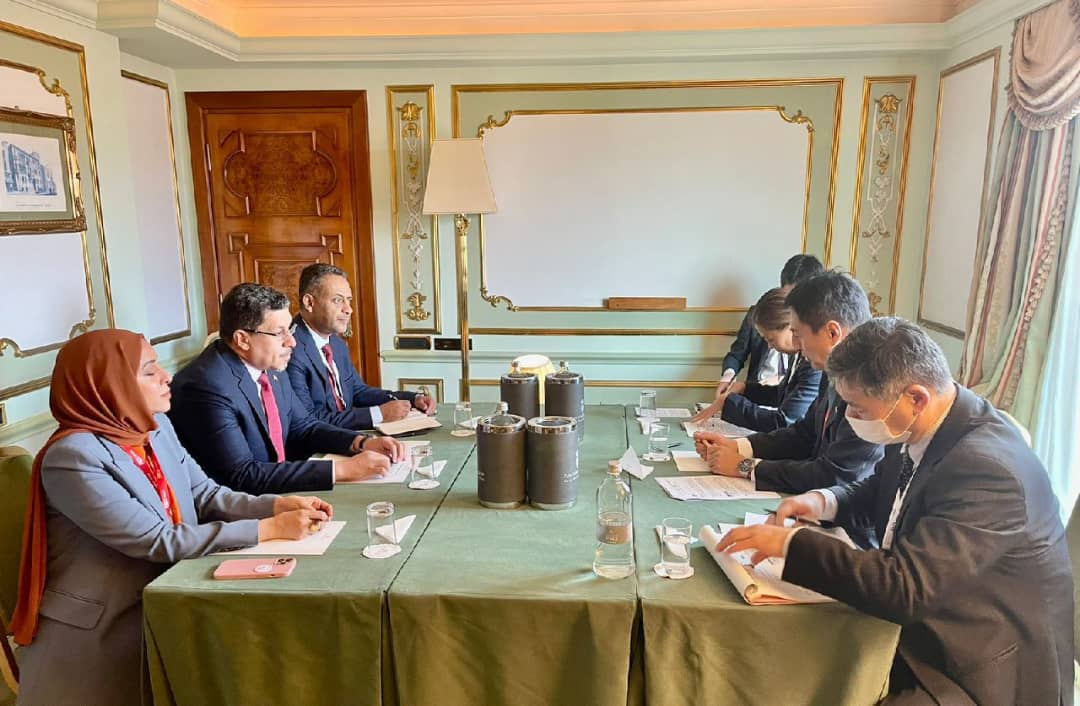 وزير الخارجية يدعو الحكومة اليابانية لدعم قرارات تصنيف الحوثيين منظمة إرهابية   